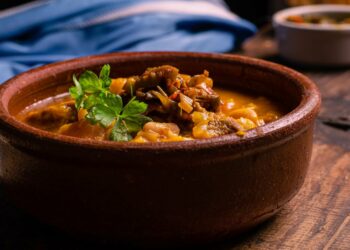 ¿Cuál es el costo estimado de preparar un locro para diez personas en Córdoba?