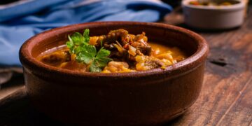 ¿Cuál es el costo estimado de preparar un locro para diez personas en Córdoba?