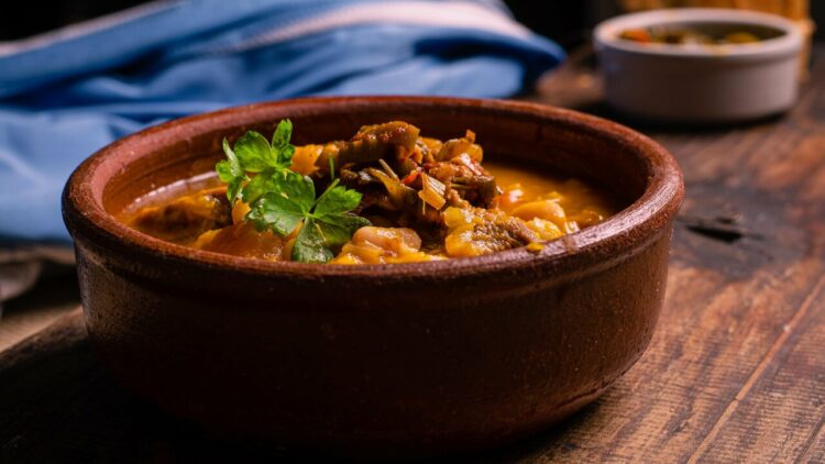 ¿Cuál es el costo estimado de preparar un locro para diez personas en Córdoba?