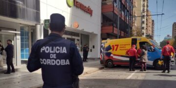 Un joven ingresó a una farmacia con una trincheta y fue reducido por el Eter