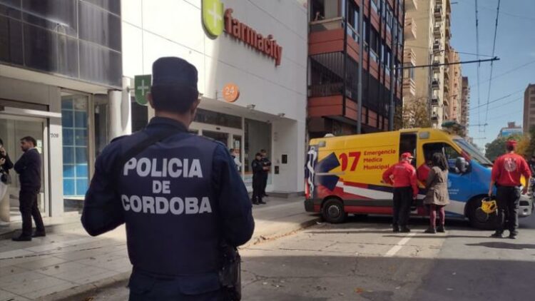 Un joven ingresó a una farmacia con una trincheta y fue reducido por el Eter