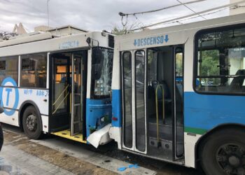 Un trolebús quedó destrozado al chocar contra otro en barrio General Paz