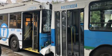 Un trolebús quedó destrozado al chocar contra otro en barrio General Paz