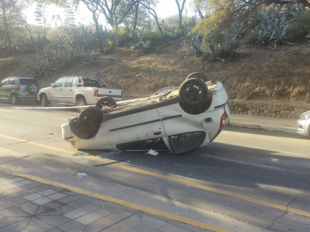 Un conductor a toda velocidad chocó contra tres autos y terminó volcando en la Poeta Lugones