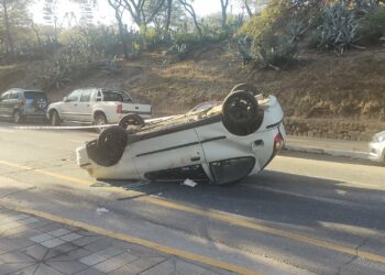 Un conductor a toda velocidad chocó contra tres autos y terminó volcando en la Poeta Lugones