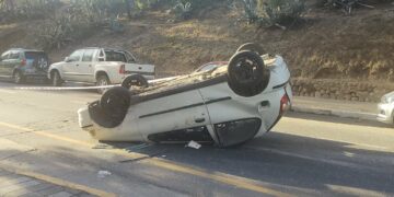 Un conductor a toda velocidad chocó contra tres autos y terminó volcando en la Poeta Lugones