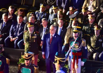 Llaryora participó del tradicional cambio de guardia en el Cabildo