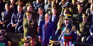 Llaryora participó del tradicional cambio de guardia en el Cabildo