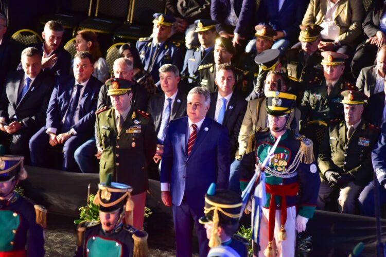 Llaryora participó del tradicional cambio de guardia en el Cabildo