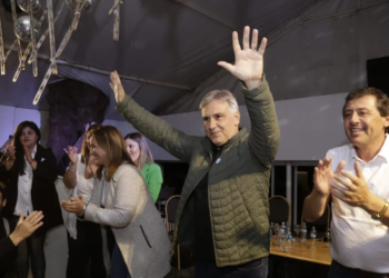 En campaña, Llaryora pidió «sacarse la camiseta partidaria»