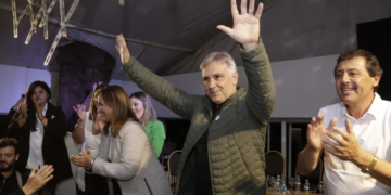 En campaña, Llaryora pidió «sacarse la camiseta partidaria»