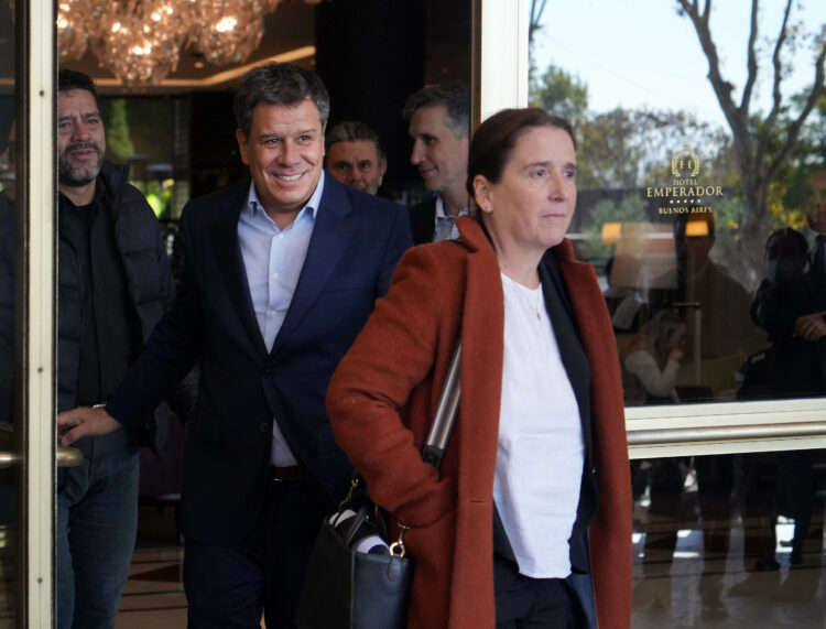 NOTICIAS ARGENTINAS BAIRES MAYO 
2: El diputado Facundo Manes, 
acompañado por la economista 
Marina Dal Poggetto, se retira 
del hotel Emperador donde se 
reúnen referentes económicos de 
Juntos por el Cambio.
Foto NA: MARCELO CAPECE