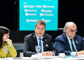 Massa cruzó a Milei por la dolarización: «Serán salarios de US$ 100»