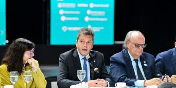 Massa cruzó a Milei por la dolarización: «Serán salarios de US$ 100»