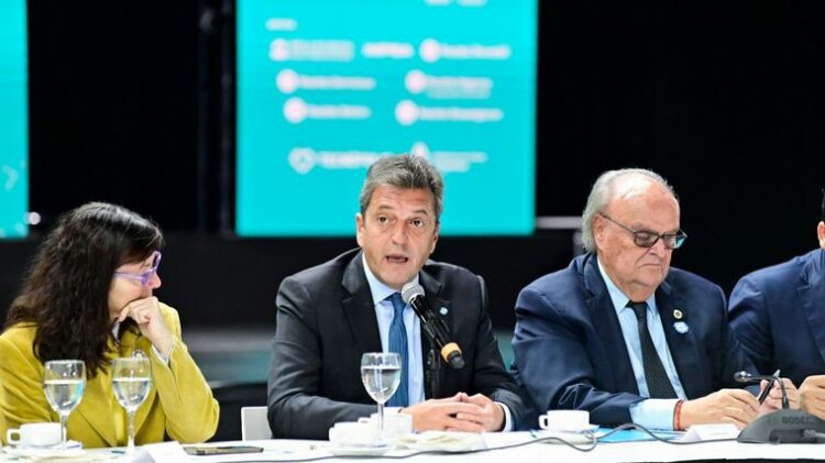 Massa cruzó a Milei por la dolarización: "Serán salarios de US$ 100"
