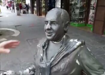 La Municipalidad de Córdoba restauró la estatua de Amadeo Nuccetelli, que ahora está vallada