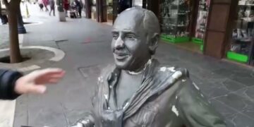La Municipalidad de Córdoba restauró la estatua de Amadeo Nuccetelli, que ahora está vallada