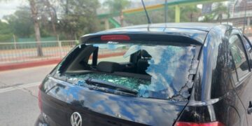 Un vehículo que estacionó en triple fila provocó un accidente múltiple frente al colegio Taborin