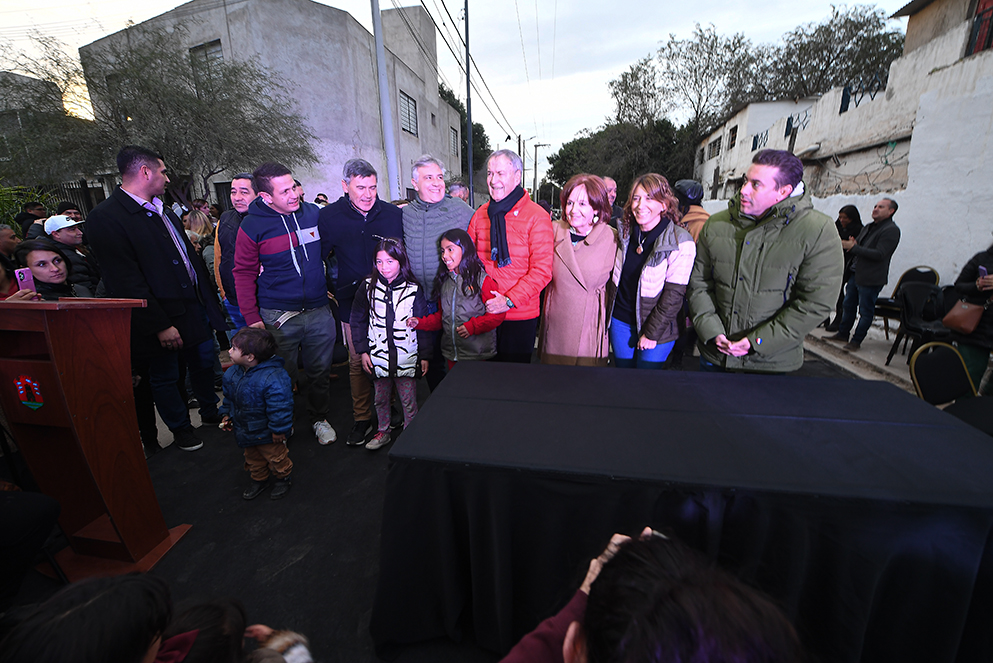 Schiaretti y Llaryora inauguraron la urbanización de barrio Villa Ávalos