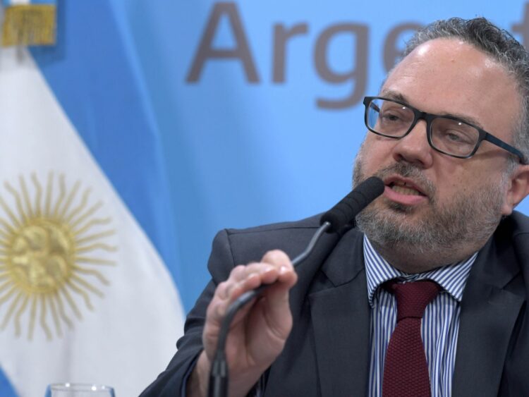 Télam 03/02/2020 Buenos Aires: El ministro de desarrollo productivo Matías Kulfas, anunció hoy en una conferencia de prensa realizada en Casa de Gobierno el programa  "Vuelta al cole con Precios cuidados" incluye un kit de útiles escolares para el inicio del ciclo lectivo 2020 que regirá en todo el país.
Foto: Daniel Dabove/Télam/ef