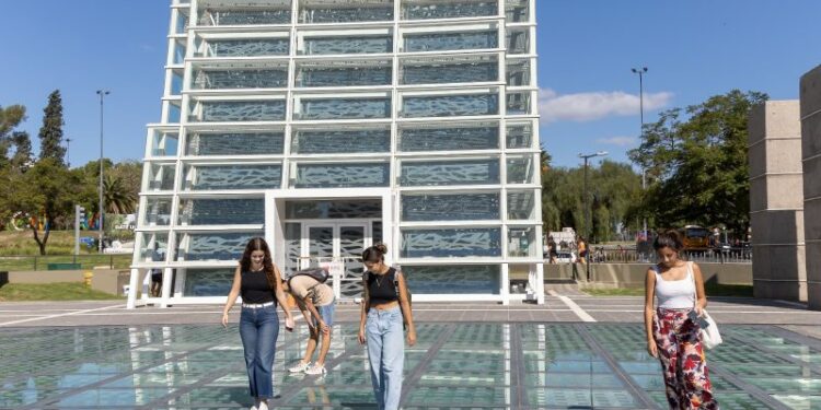 Instalarán rejas alrededor de Plaza España para prevenir robos y actos vandálicos
