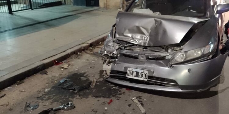 Huyeron, manejaron en contramano a gran velocidad y chocaron a cuatro autos en pleno centro cordobés