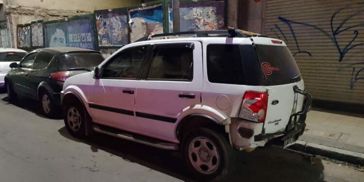 Huyeron, manejaron en contramano a gran velocidad y chocaron a cuatro autos en pleno centro cordobés