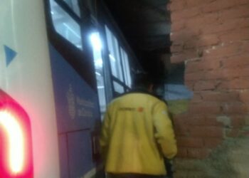 Confirmaron la razón por la que un colectivero terminó impactándose contra un taller mecánico