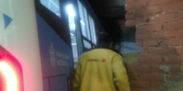 Confirmaron la razón por la que un colectivero terminó impactándose contra un taller mecánico