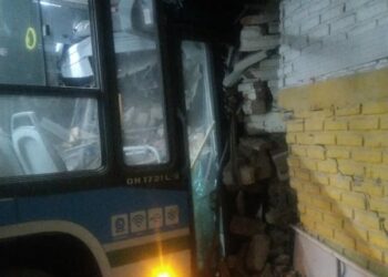 Un colectivo perdió el control, se incrustó en un galpón y volteó la pared de una casa