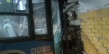 Un colectivo perdió el control, se incrustó en un galpón y volteó la pared de una casa