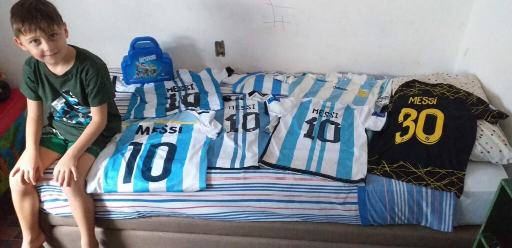 Maradona, Messi y la herencia genética futbolera a través de las copas de oro de cinco kilos