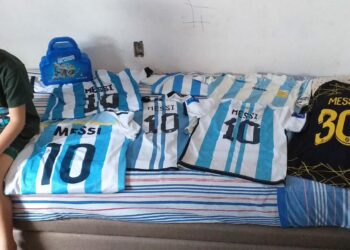 Maradona, Messi y la herencia genética futbolera a través de las copas de oro de cinco kilos