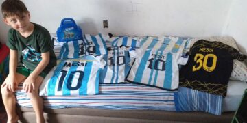 Maradona, Messi y la herencia genética futbolera a través de las copas de oro de cinco kilos