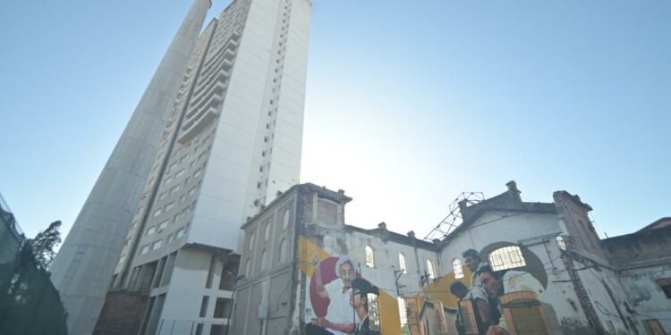 Un imponente mural retrata la historia de la antigua cervecería de Alberdi
