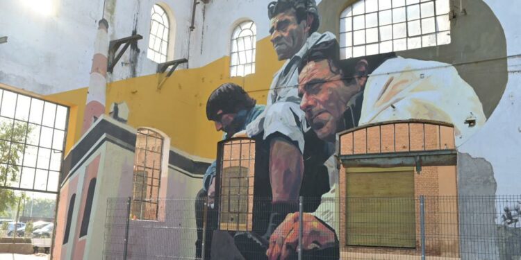 Un imponente mural retrata la historia de la antigua cervecería de Alberdi