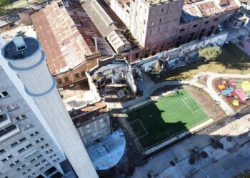 Un imponente mural retrata la historia de la antigua cervecería de Alberdi