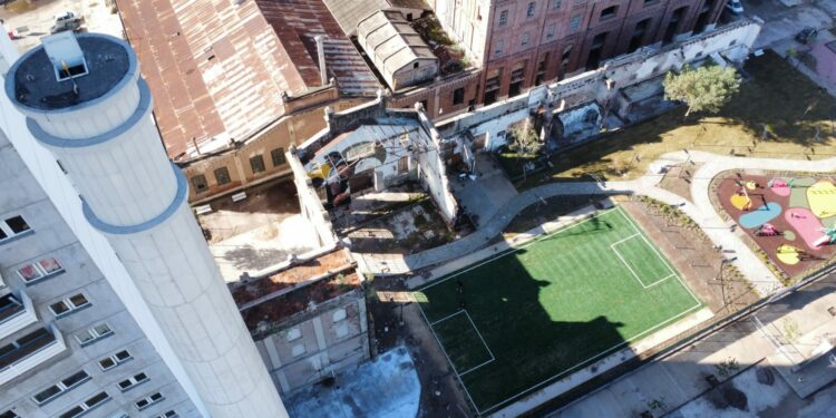 Un imponente mural retrata la historia de la antigua cervecería de Alberdi