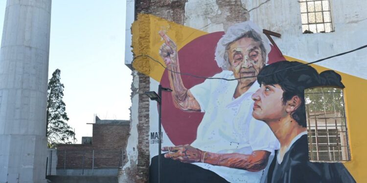 Un imponente mural retrata la historia de la antigua cervecería de Alberdi