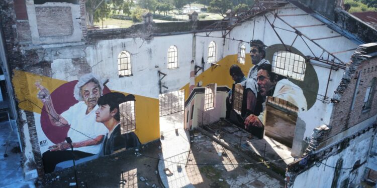 Un imponente mural retrata la historia de la antigua cervecería de Alberdi