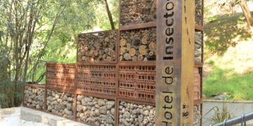 Abrió el «Hotel de Insectos» en la ciudad y sólo falta la llegada de huéspedes curiosos