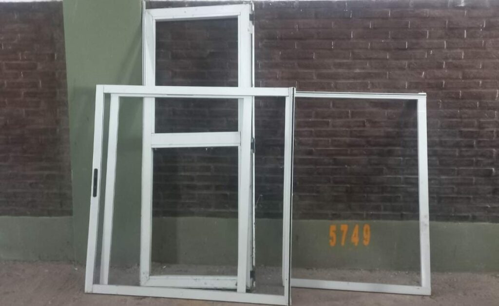 Detienen a dos hombres mientras se robaban las ventanas del Municipio de Villa Dolores
