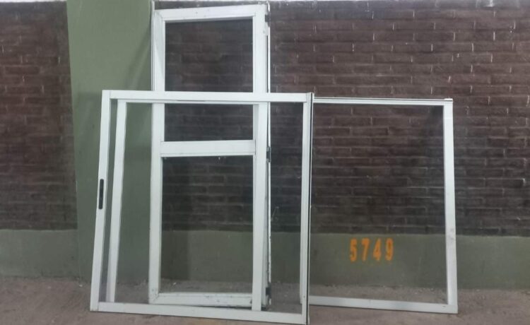 Detienen a dos hombres mientras se robaban las ventanas del Municipio de Villa Dolores