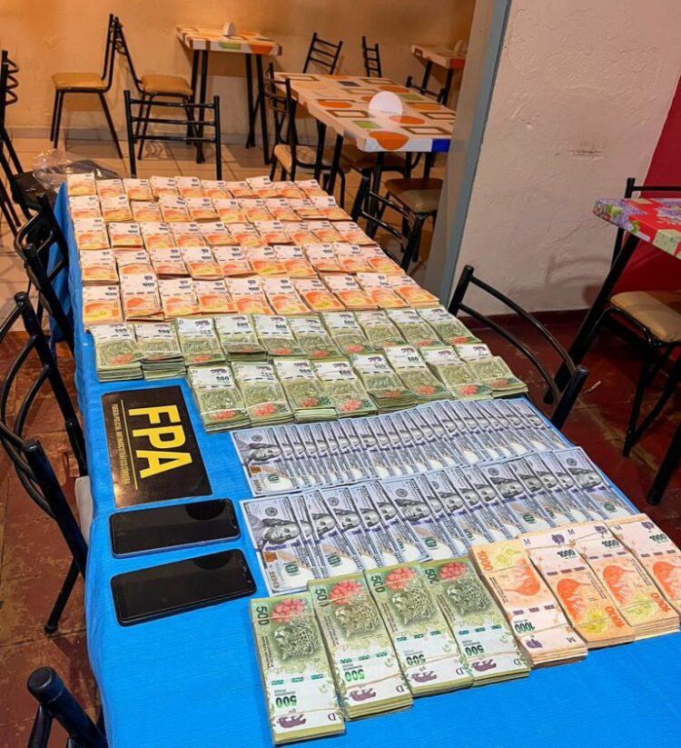 Un operativo de la FPA confiscó dosis de cocaína y una suma millonaria de dinero a un ciudadano peruano