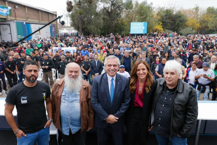Fernández encabezó ayer un acto junto a Toloza Paz en Lomas de Zamora.