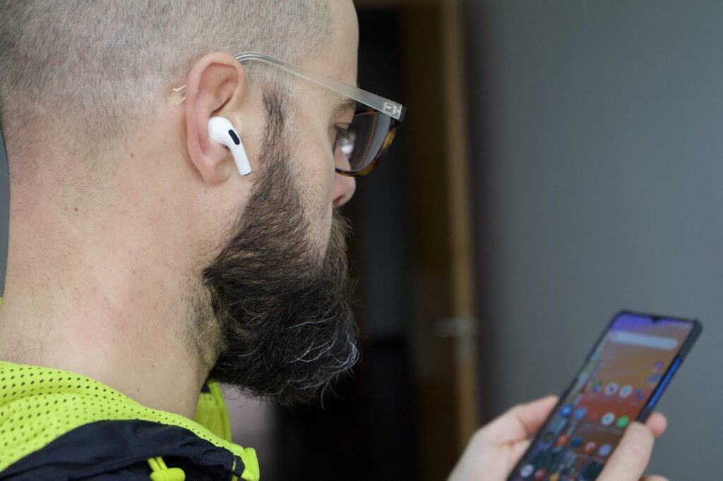 Descubrió la infidelidad de su novio gracias a unos auriculares inalámbricos