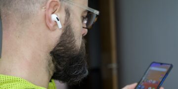 Descubrió la infidelidad de su novio gracias a unos auriculares inalámbricos