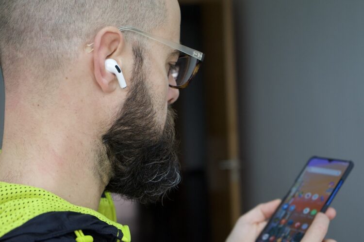 Descubrió la infidelidad de su novio gracias a unos auriculares inalámbricos