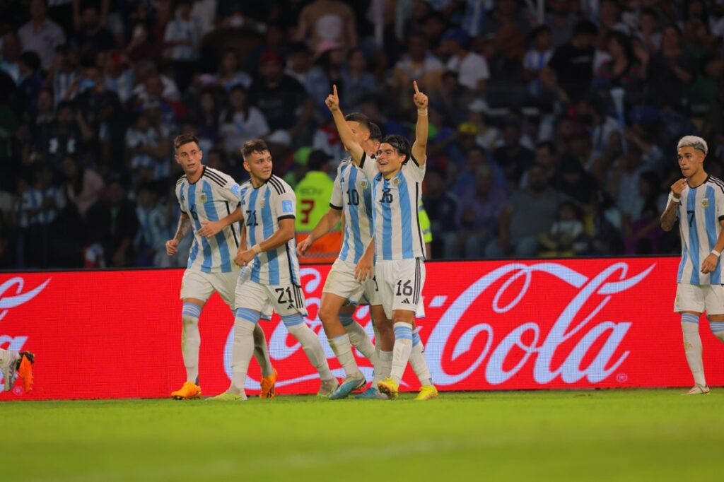 Argentina goleó a Guatemala y selló el pase a octavos de final