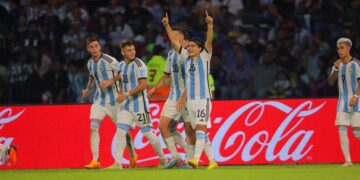Argentina goleó a Guatemala y selló el pase a octavos de final